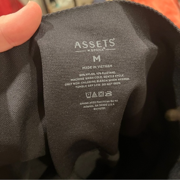 Assets by Spanx size medium black cropped length shape-wear leggings - Picture 6 of 6